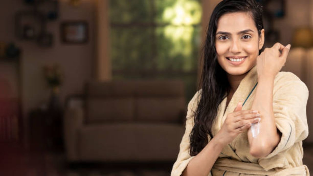 আর তাই এই নাইট ক্রিম বানিয়ে নিন বাড়িতেই। দেখে নিন কোন কোন উপকরণ দিয়ে বানিয়ে নেবেন এই ক্রিম। আর বাড়িতে বানানো এই ক্রিমের কোনও রকম পার্শ্বপ্রতিক্রিয়া নেই। 