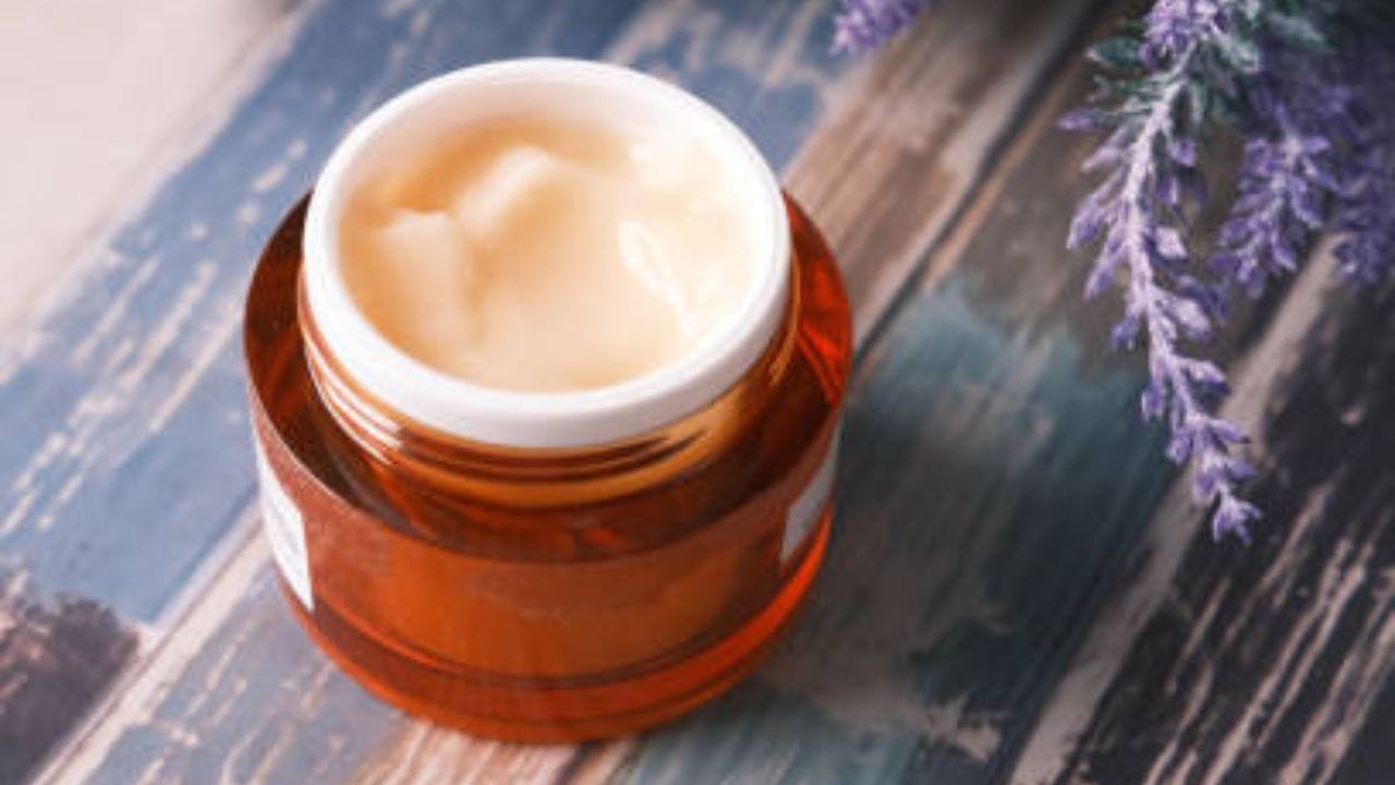  নাইট ক্রিম সারা রাত ধরে ত্বকের গভীরে ময়শ্চার পৌঁছে দেয়, কোলাজেনের মাত্রা বৃদ্ধি করে চামড়া টানটান রাখে। ত্বকের ভিতরের অংশে পুষ্টি পাঠিয়ে নতুন কোষ জন্মাতে সাহায্য করে।