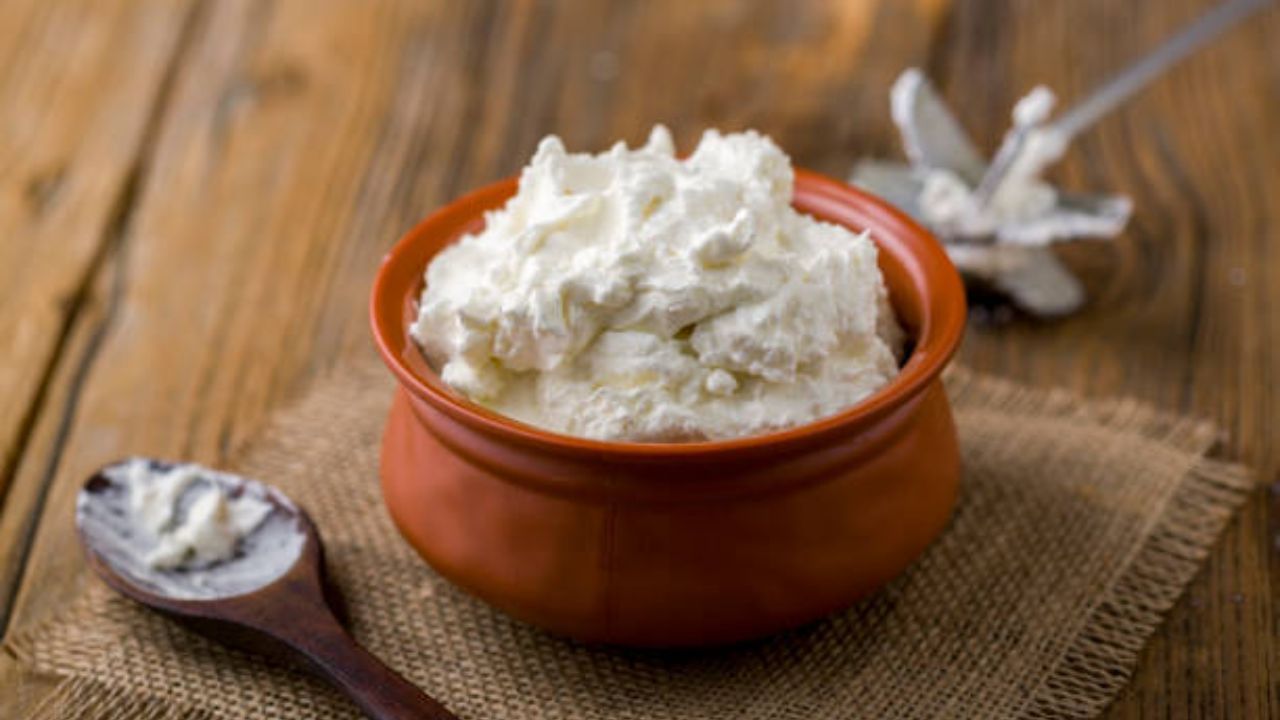 অ্যালোভেরা জেল আর ল্যাভেন্ডার অয়েল একসঙ্গে মিশিয়ে নিন। এবার তা মুখে মাখুন। এতে ত্বক অনেক বেশি টানটান হবে। ব্রণ, ফুসকুড়ির সমস্যা হবে না। 