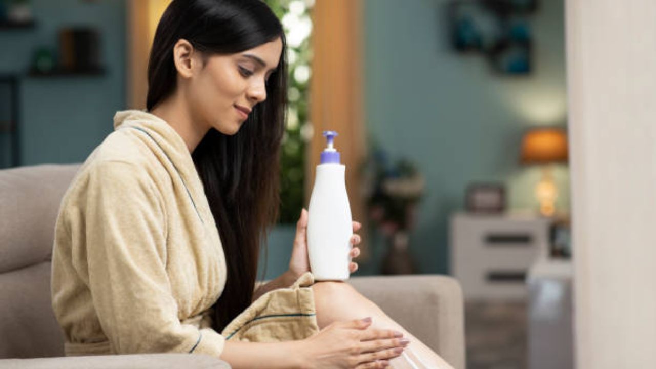 ডে ক্রিমের অন্যতম কাজ হল রোদ-বৃষ্টি ও আবহাওয়ার ক্ষতিকর প্রভাব থেকে ত্বককে রক্ষা করা।