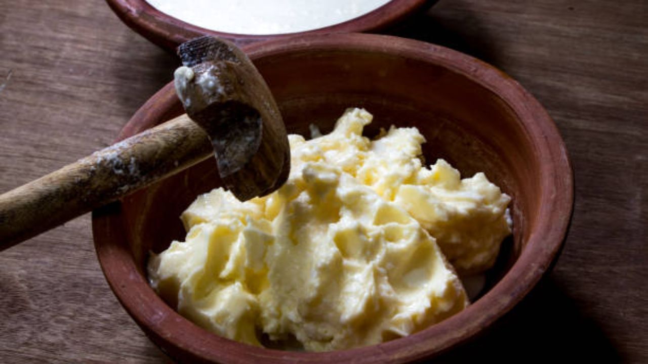 এক টেবিল চামচ নারকেল তেল এবং এক টেবিল চামচ আমন্ড অয়েল একসঙ্গে গরম করে নিন। এবার আঁচ বন্ধ করে তাতে ২ টেবিল চামচ গোলাপ জল এবং এক টেবিল চামচ গ্লিসারিন ভাল করে মিশিয়ে ঠান্ডা হতে দিন। এই ক্রিম ত্বক হাইড্রেট রাখতে সাহায্য করে। সঙ্গে ত্বককে মসৃণও রাখে। 