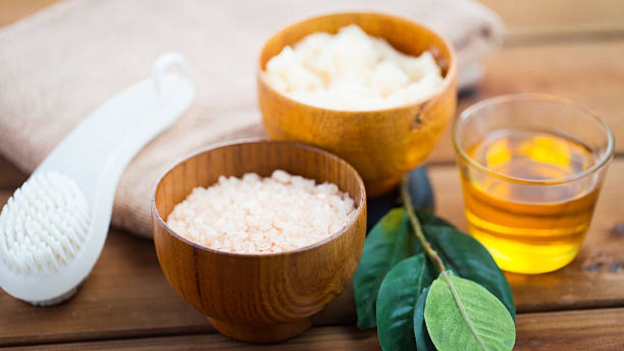 একটা সসপ্যানে হাফ কাপ অলিভ অয়েল, ২ টেবিল চামচ নারকেল তেল এবং এক টেবিল চামচ beeswax দিয়ে কম আঁচে ভাল ভাবে গলিয়ে নিন। তার পর ক্রিমটি ঠান্ডা করে কৌটোয় ভরে রেখে দিন। দু-মাস পর্যন্ত এই ক্রিম ব্যবহার করতে পারেন। 