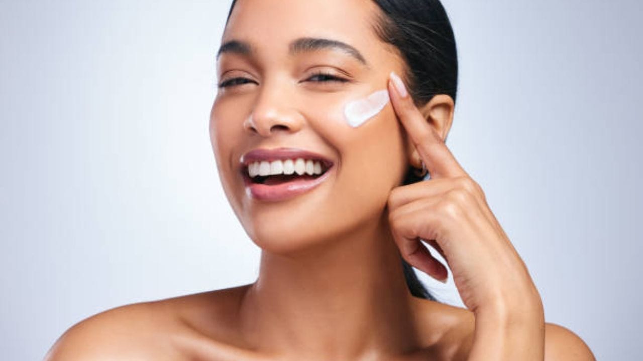 ত্বকের জন্য উপকারী হল নাইট ক্রিম। সারাদিনের ক্লান্তির পর ত্বককে একটু বিশ্রাম দিতে প্রয়োজন পড়ে এই নাইট ক্রিমের। 