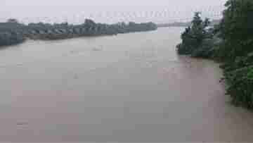 Alipurduar: অবিশ্রান্ত বর্ষণ আলিপুরদুয়ারে, ঘর ছেড়ে উঁচু জায়গায় আশ্রয় নিচ্ছেন মানুষ