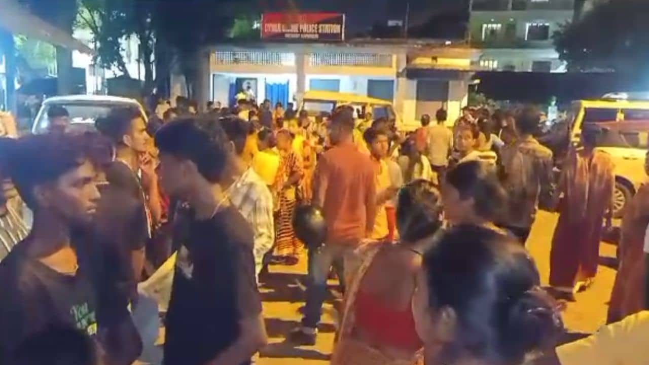 Jalpaiguri: পাড়ার ছেলের মৃত্যু, প্রেমিকার গ্রেফতারির দাবি জানিয়ে লাগাতার বিক্ষোভ সাফাই কর্মীদের