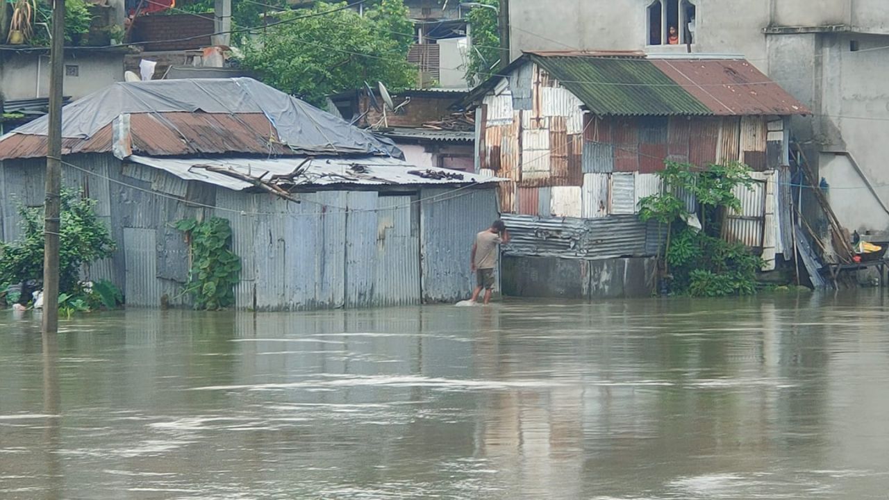 Bengal, Kolkata Weather LIVE: আবারও জারি লাল সতর্কতা, উত্তরবঙ্গে কবে থেকে কমবে বৃষ্টি?