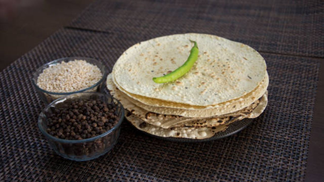 এবার মশলা পাঁপড়ে জল বুলিয়ে নিয়ে ওর মধ্যে ছানার পুর দিয়ে খুব ভাল করে মুড়ে নিতে হবে। ছানার পুর দিয়ে চিজ গ্রেট করে দেবেন। দুদকটা খুব ভাল করে স্প্রিং রোলের মত করে মুড়ে নিতে হবে। 