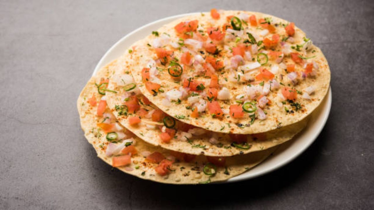 এবার গ্রেট করা আলু, চিলি ফ্লেক্স, স্বাদ মতো নুন, অরিগ্যানো এসব মিশিয়ে দিন। বেশ শুকনো শুকনো একটা পুর তৈরি হলে নামিয়ে নিন। 