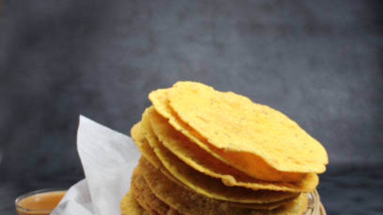 একবাটি ছানা লাগবে। দুটো ছোট সেদ্ধ আলু খোয়া ছাড়িয়ে গ্রেট করে নিতে হবে। এবার কড়াইতে এক চামচ অলিভ অয়েল দিয়ে ওর মধ্যে পেঁয়াজ কুচি, লঙ্কা কুচি, টমেটো কুচি আর ছানা দিয়ে কষতে থাকুন। 