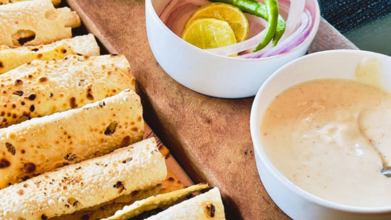 আজ রইল সুস্বাদু একটি পাঁপড় রোলের রেসিপি। এভাবে জলখাবারে বানিয়ে নিলে খেতে খুবই ভাল লাগবে। আর বর্ষার দিনে এমন রোলের সঙ্গে চা থাকলে তো কথাই নেই। 