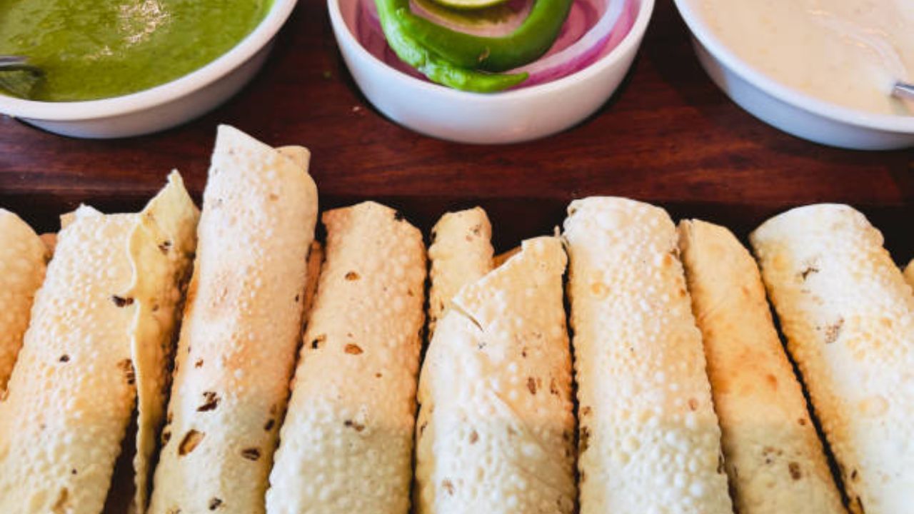 এই মশলা পাঁপড় খেতে খুবই ভাল  লাগে। আর মশলা পাঁপড় দিয়ে একাধিক চাটও বানিয়ে নেওয়া যায়। পাঁপড়ের তরকারি বানাতেও পারেন এই পাঁপড় দিয়ে। 