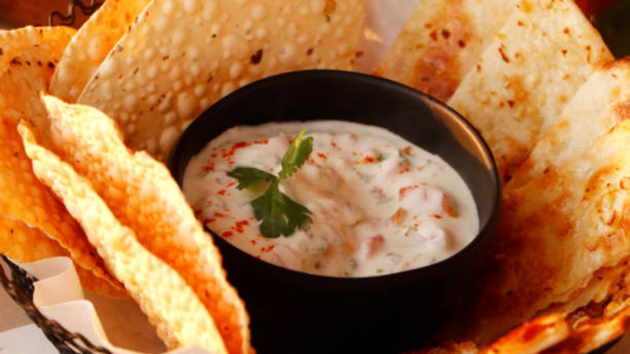 চালের পাঁপড়, সাবুর পাঁপড়, আমের পাঁপড়, চিঁংড়ির পাপড়, আলুর পাঁপড়- পাঁপড়ের একাধিক রকমফের রয়েছে। যদিও সবথেকে ভাল হল মশলা পাঁপড়। 