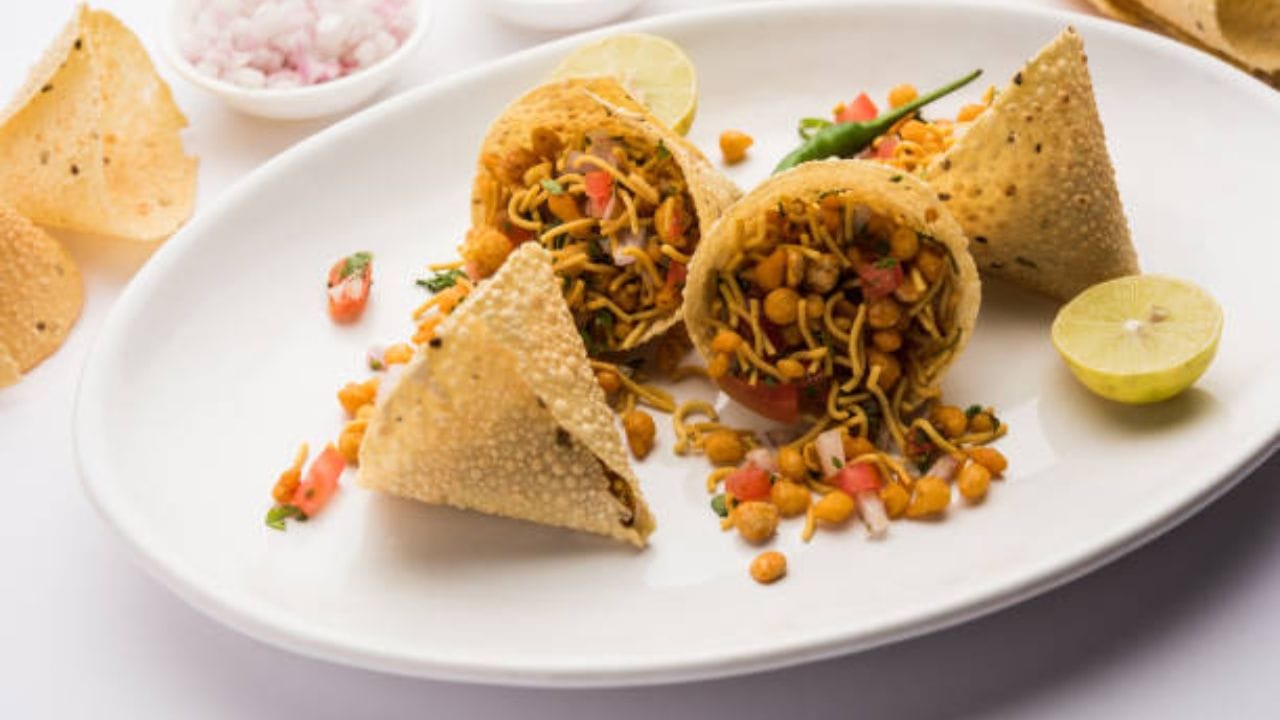 চা থেকে শুরু করে খিচুড়ি, মুড়ি পাঁপড় সবেতেই পাঁপড় হল কাঁঠালি কলা। যে কোনও অনুষ্ঠানবাড়িতে শেষপাতে পাঁপড় আর চাটনির যুগলবন্দি না হলে ঠিক জমে না। 