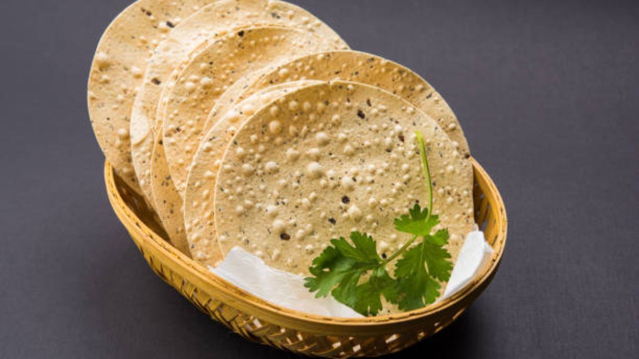 সাদা তেলে ভাল করে ফ্রাই করে নিলেই তৈরি এই রোল। পরিবেশন করার আগে রোলের উপর একটু মেয়োনিজ ছড়িয়ে দিলে খেতে আরও বেশি ভাল লাগে। সঙ্গে এককাপ চা বা কফি রাখতে ভুলবেন না। 