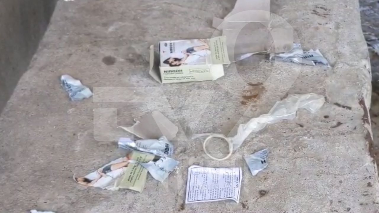 Condom in School: ভোটের পর স্কুল খুলতেই গুচ্ছ গুচ্ছ কন্ডোম পড়ে ক্লাস রুম থেকে বাথরুমে, চোখ কপালে শিক্ষকদের