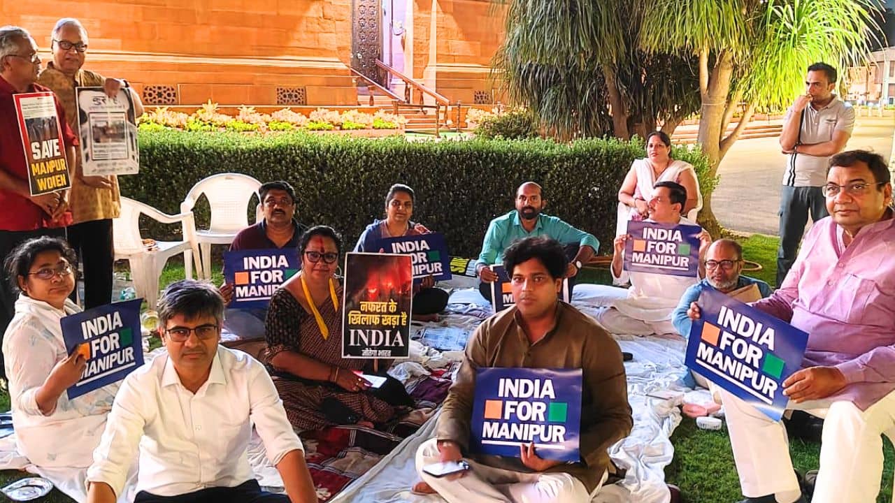 Protest In Delhi: আপ সাংসদকে বহিষ্কারের প্রতিবাদ, ধরনায় যোগ দিলেন দোলা সেনরা