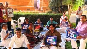 Protest In Delhi: আপ সাংসদকে বহিষ্কারের প্রতিবাদ, ধরনায় যোগ দিলেন দোলা সেনরা Protest In Delhi: আপ সাংসদকে বহিষ্কারের প্রতিবাদ, ধরনায় যোগ দিলেন দোলা সেনরা