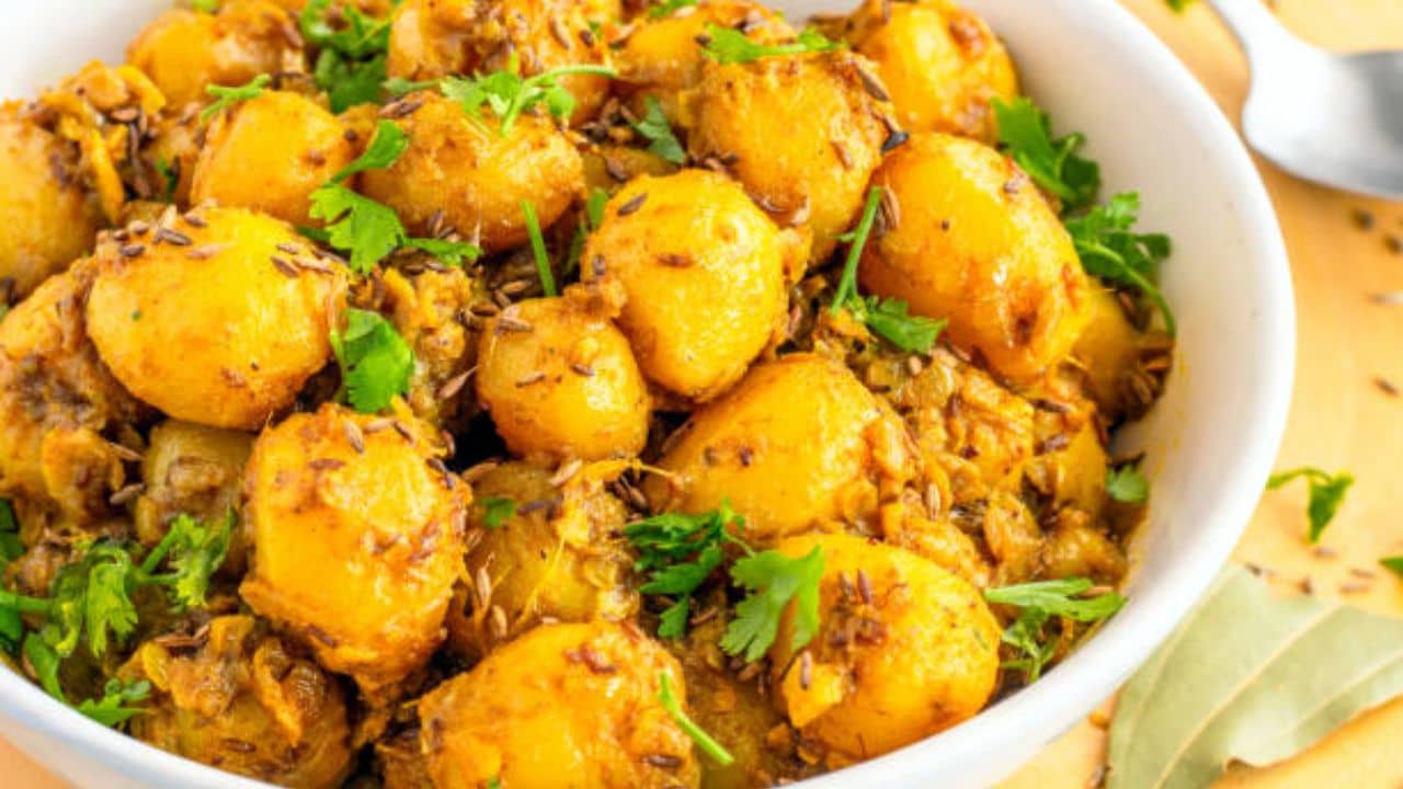 Aloo Tehri Recipe Bangla: নিরামিষের দিনে মুখোরচক আলু তেহরি বানিয়ে ফেলুন বাড়িতেই