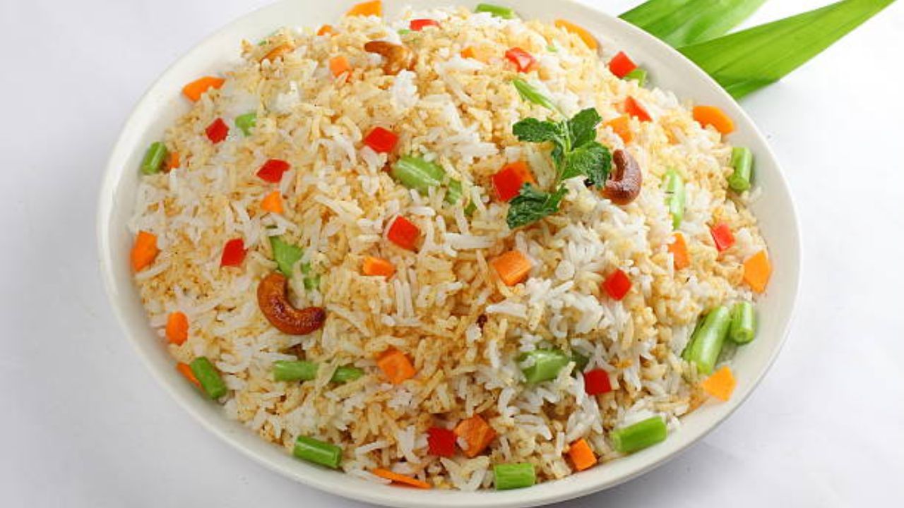 Sweet Pulao: বাসমতী চালের মিষ্টি পোলাও, আলুর দম কিংবা ধোঁকার ডালনার সঙ্গে জমবে লক্ষ্মীবারের ভোজ