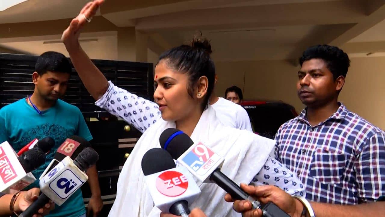 West Bengal Panchayat Elections 2023: হাজিরা এড়িয়ে কোথায় গেলেন সায়নী? ধরা পড়ল ক্যামেরায়