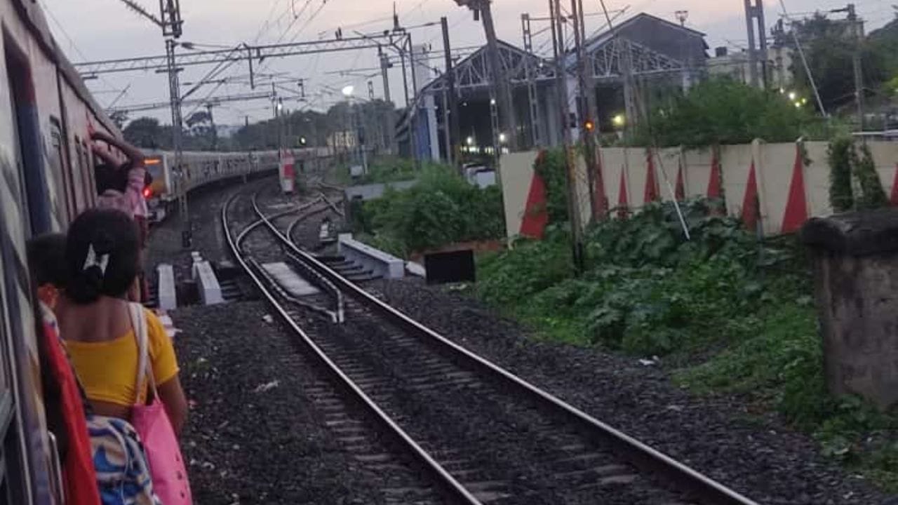 Sealdah: শিয়ালদহ ঢোকার মুখে সিগনাল বিভ্রাট, দীর্ঘক্ষণ থমকে থাকল একের পর এক ট্রেন Sealdah: শিয়ালদহ ঢোকার মুখে সিগনাল বিভ্রাট, দীর্ঘক্ষণ থমকে থাকল একের পর এক ট্রেন