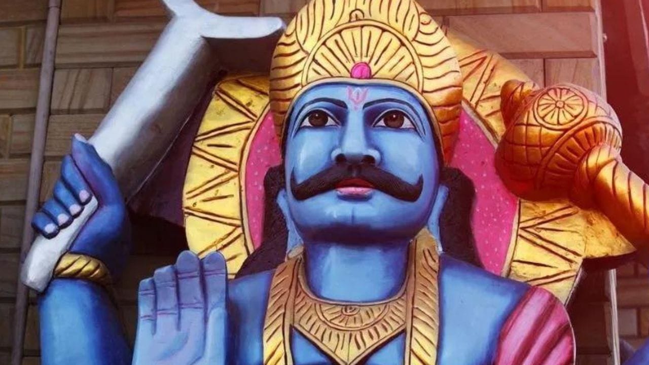 হিন্দু ধর্মানুসারে, শনিদেব হলেন কর্মফলের দেবতা। দেবতা থেকে সাধারণ মানুষ, সকলকেই শনিদেবের মুখোমুখি হতে হয়। তাই এই বিশেষ দেবতাকে নবগ্রহ বিচারকও বলা হয়। 