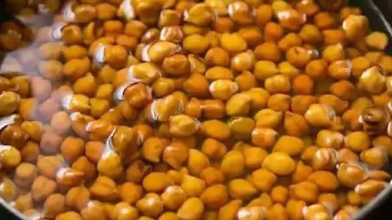 এদিন শনিদেবের পুজোর সময় কালো ছোলা নিবেদন করা শুভ বলে মনে করা হয়। শনিদেবকে কালো ছোলা নিবেদনের পর মোষকে খাওয়াতে পারেন। কুষ্ঠরোগীদেরও খাবার বিলি করতে পারেন। তাতে শনিদেব সব কষ্ট দূর করেন।