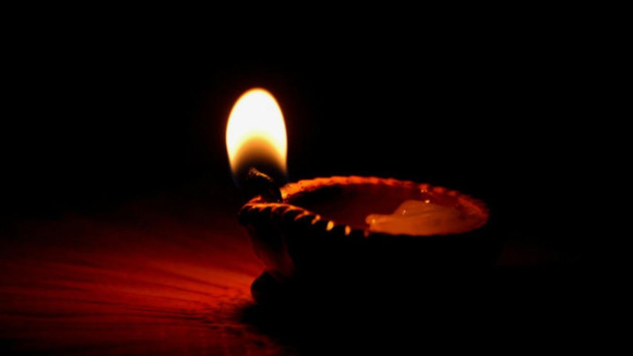 শনি যন্ত্রের সামনে সরষের তেলের প্রদীপ জ্বালিয়ে তাতে নীল ফুল নিবেদন করলে শনিদেবের কৃপা সর্বদা বজায় থাকে।