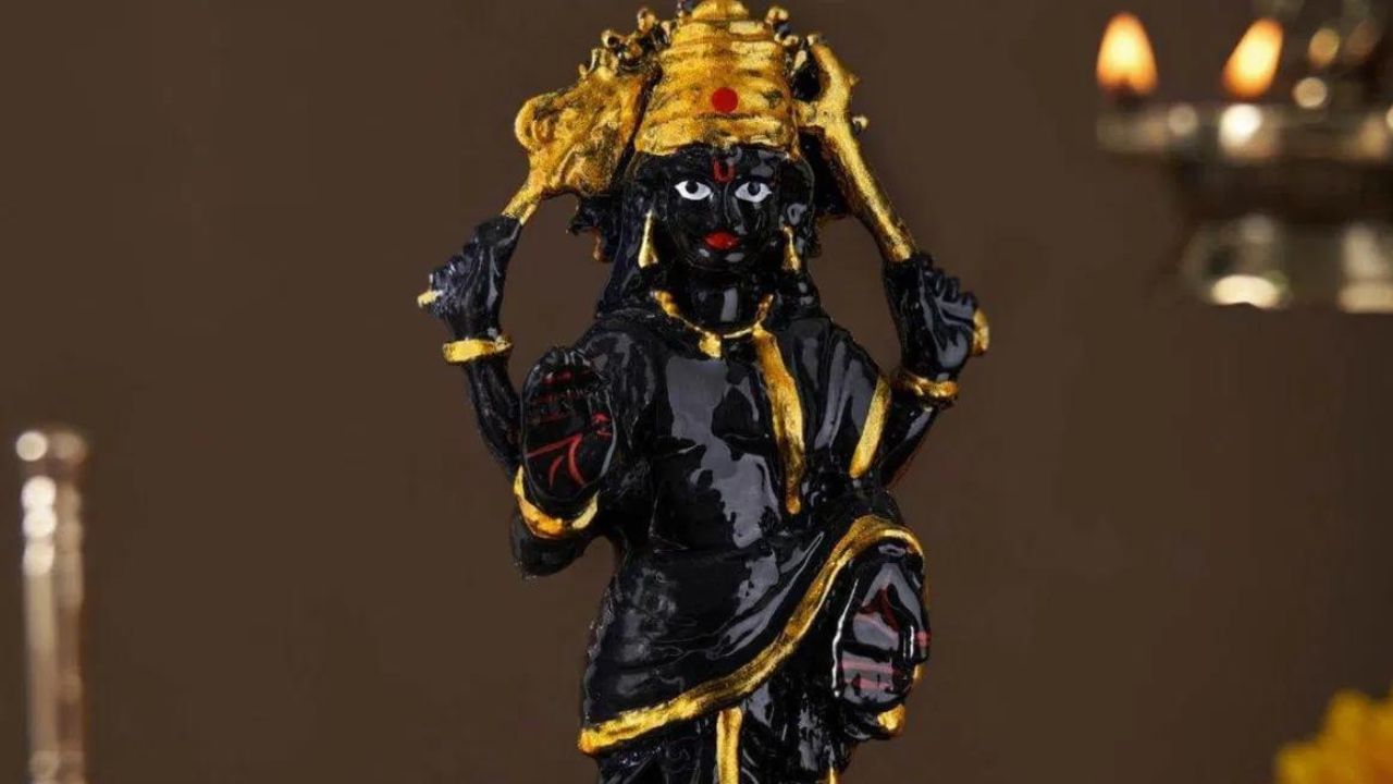 শনির ক্রোধের কারণে জীবন যদি সমস্যা অব্যাহত, তাহলে শনিবারে শনি যন্ত্র প্রতিষ্ঠা করে শনি যন্ত্রের আরাধনা করতে পারেন। সঙ্গে এই যন্ত্রটি প্রতিদিন পূর্ণ আচারের সঙ্গে পূজা করা উচিত।