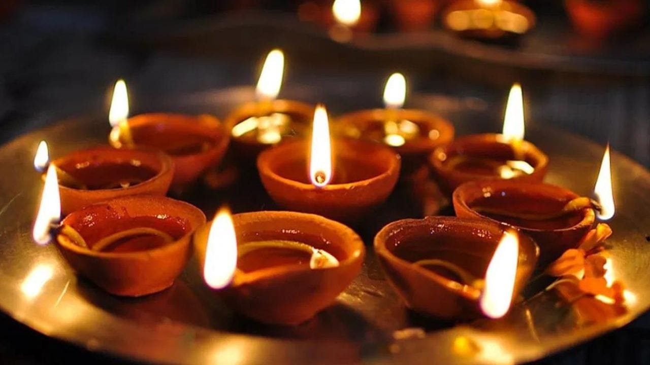 কথিত আছে, শনির সাড়ে সাতি দশা সকলের জীবনে একবার করে প্রবাহিত হয়। তার জেরে মানুষের জীবনে নেমে আসে সমস্যার ঝড়। কর্ম অনুসারে ফল প্রদান করেন বলেই শনিদেবকে তুষ্ট করার প্রবণতা দেখা যায় ভক্তদের মধ্যে। 