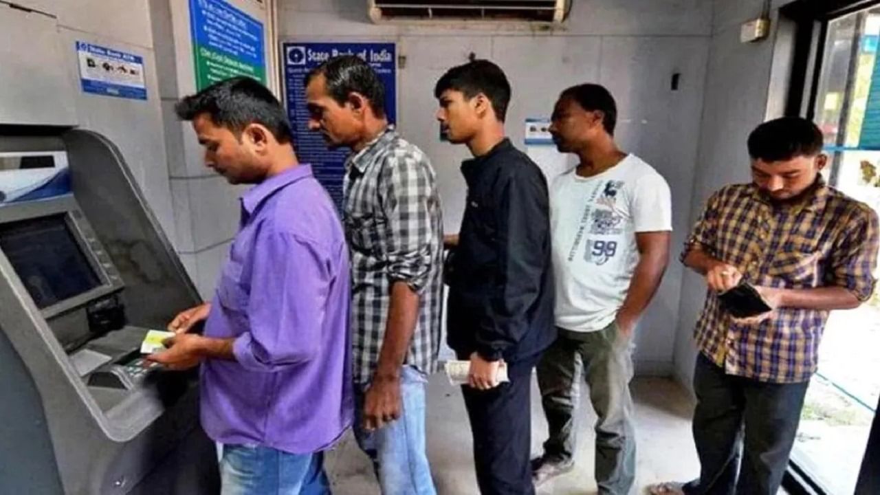 ATM-এ আপনার কাঁধের উপর দিয়ে PIN দেখছে প্রতারক, জালিয়াতির নতুন ধরন থেকে কোন পথে সুরক্ষা?