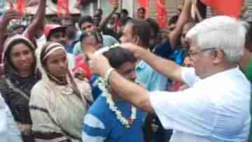 CPIM: পঞ্চায়েতে পরাজিত বাম প্রার্থীদের ফুলের মালা পরিয়ে অভিনন্দন সুজন চক্রবর্তীর