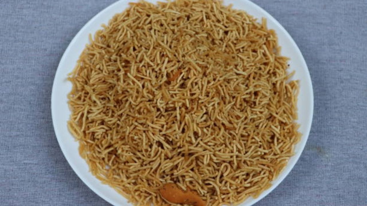 Monsoon Snacks মাত্র দুটি উপকরণ দিয়ে বানান সুজির ঝুরিভাজা, এই