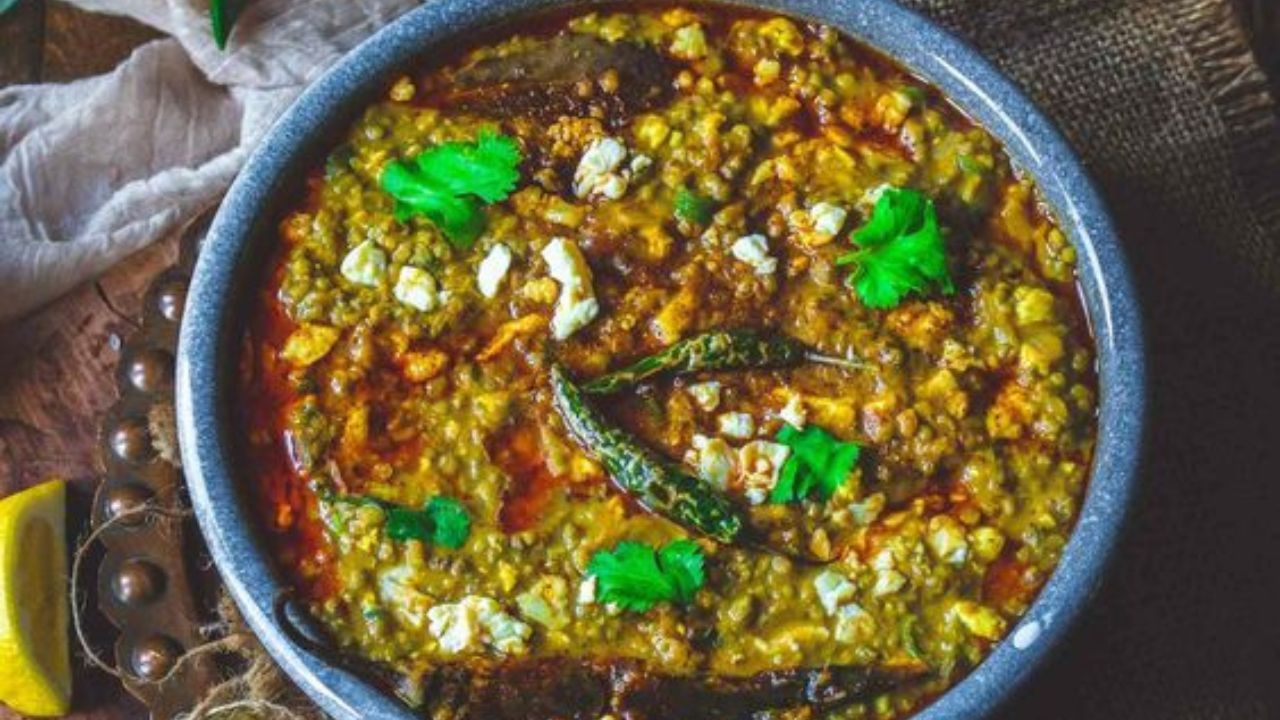 কড়াইয়ে তেল গরম করতে দিন। এবার তাতে আদা-রসুন বাটা, কাঁচা লঙ্কা দিয়ে একটু নেড়েচেড়ে নিন। এবার তাতে পেঁয়াজ কুচি যোগ করুন। 