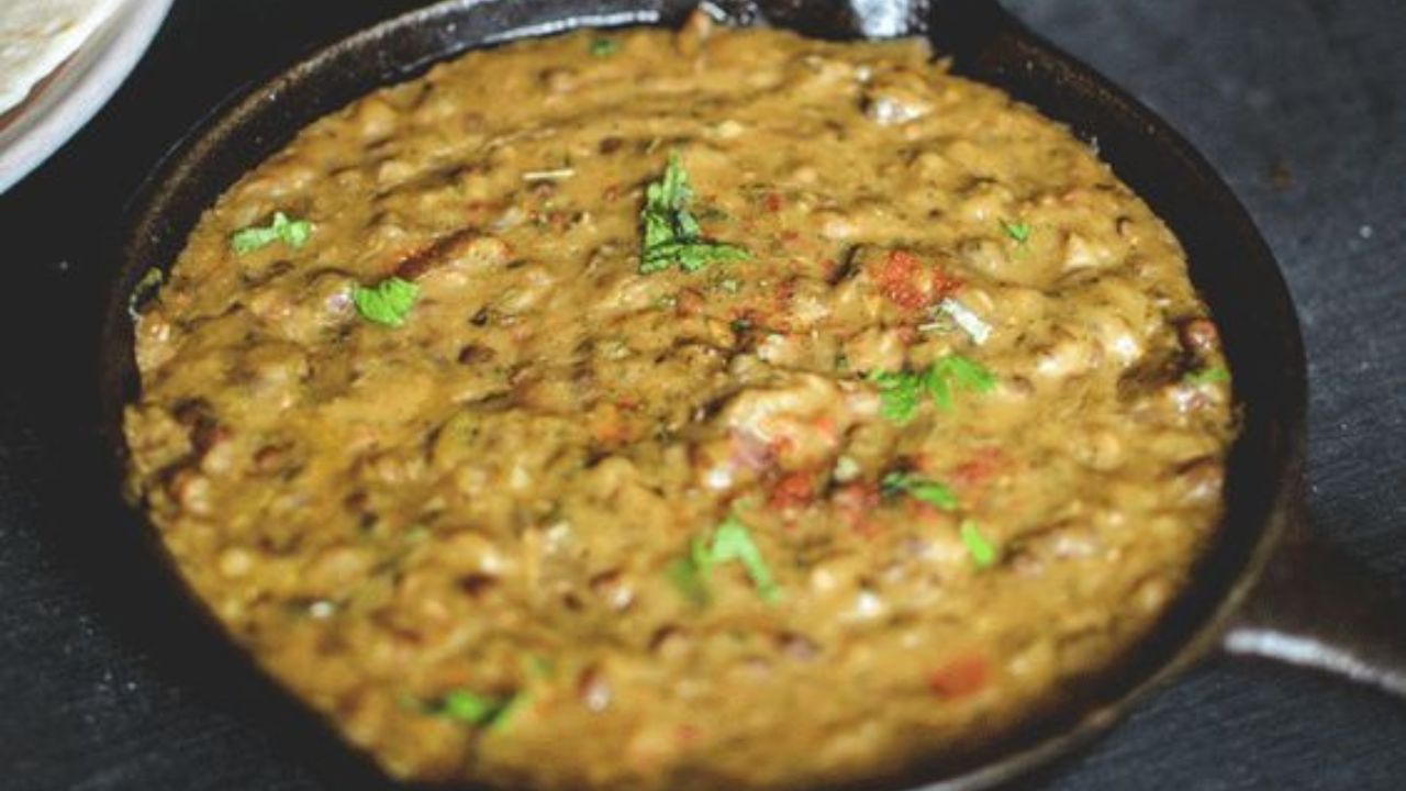 একটা বাটিতে তড়কা ডাল ৩-৪ ঘণ্টা ভিজিয়ে রাখুন। এরপর প্রেশার কুকারে এই ডালের সঙ্গে জল ও সামান্য নুন এবং হলুদ দিয়ে সেদ্ধ করে নিন।