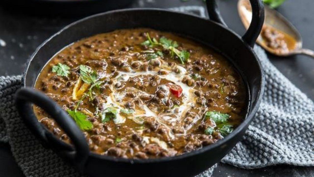  আরও লাগবে গরম মশলা পাউডার, কসৌরি মেথি, ধনে পাতা, হলুদ গুঁড়ো, পরিমাণমতো তেল ও স্বাদমতো নুন। 