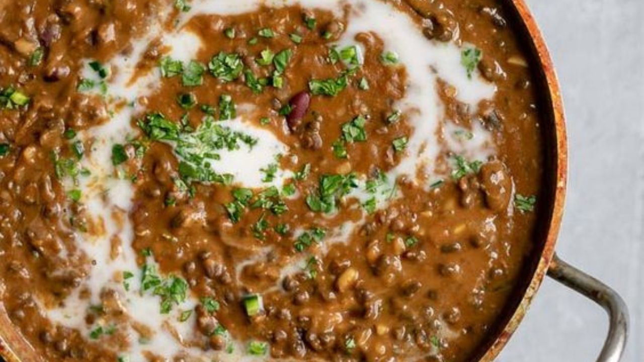 আসুন জেনে নেওয়া যাক সেই রেসিপি। এই পদ বানাতে লাগবে  তড়কা ডাল, পেঁয়াজ, ডিম, আদা ও রসুন বাটা, কাঁচা লঙ্কা, টমেটো কুচি, লঙ্কা গুঁড়ো, জিরে গুঁড়ো।