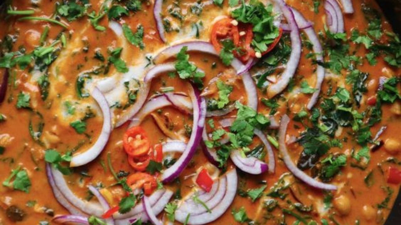  এই তরকার স্বাদ পেতে তাই মাঝে মধ্য়েই ছুটে যান ধাবাতে। ভিড় জমান জাতীয় সড়ক লাগোয়া সব ধাবাতে। 