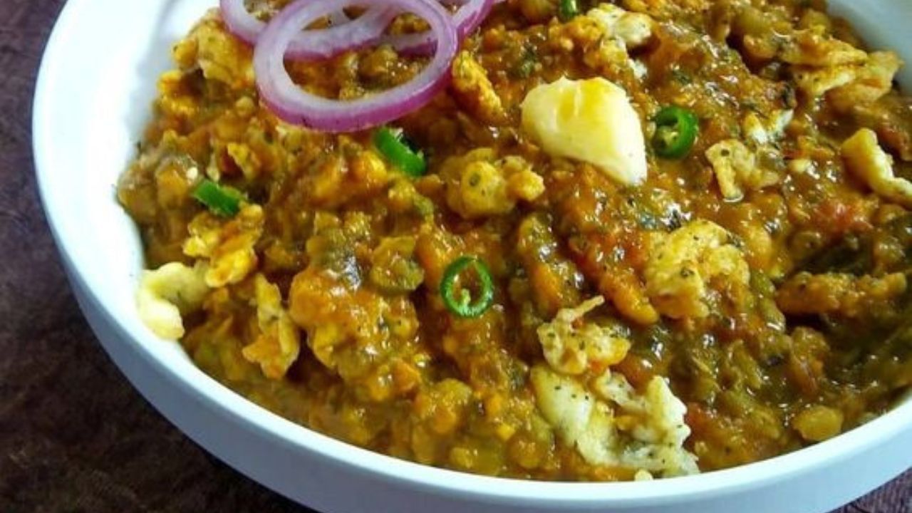 মশলা কষে এলে তাতে হলুদ গুঁড়ো, ধনে গুঁড়ো, লঙ্কা গুঁড়ো, টমেটো কুচি দিয়ে আরও ভাল করে কষান। এরপর সেদ্ধ করা তড়কা ডাল যোগব করুন। ভাল করে মিশ্রণটি ফুটে এলে কসৌরি মেথি ছড়িয়ে নামিয়ে নিন। 