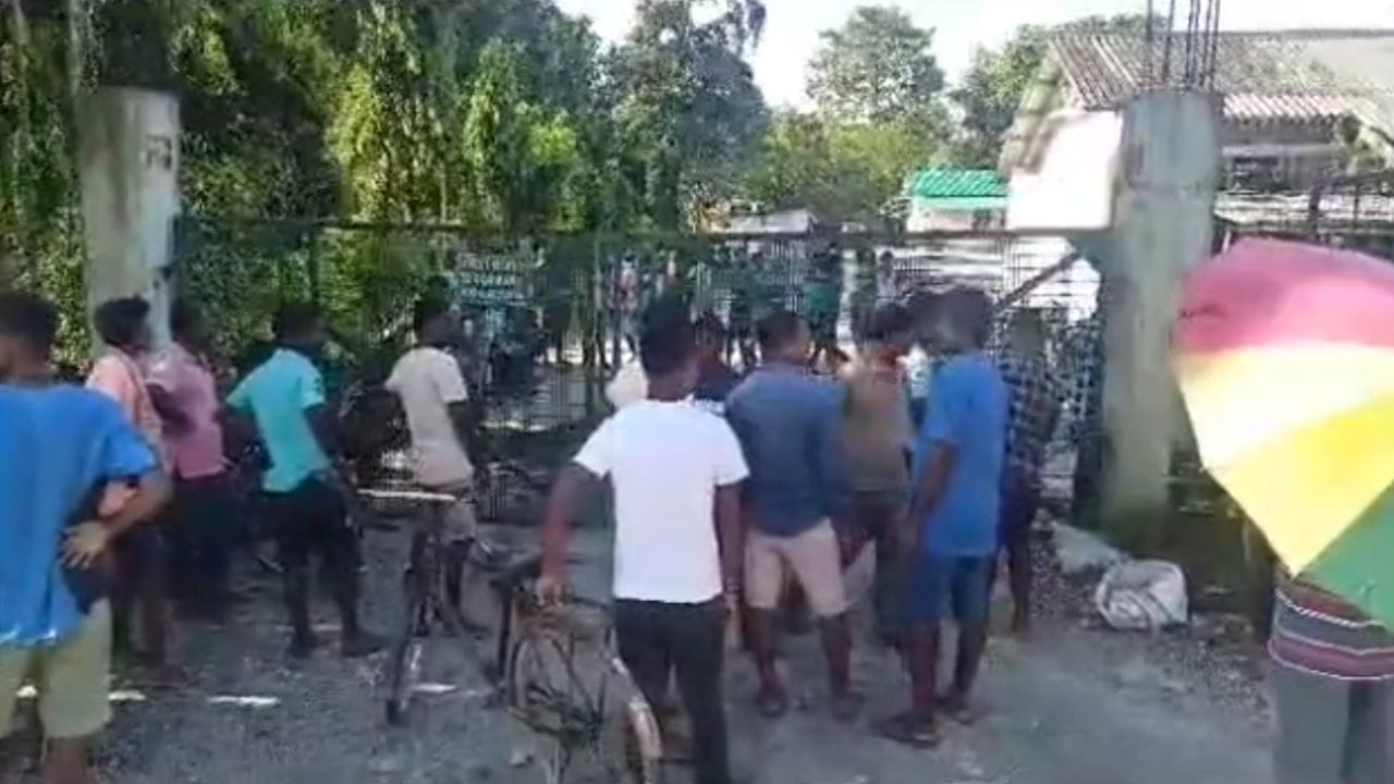 Tea Workers Agitation চা বাগানে ঝুলল তালা, রুজিরুটি নিয়ে