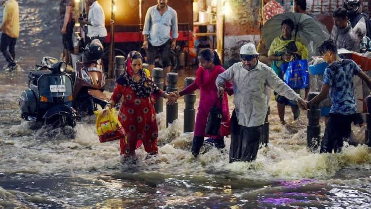 Telangana Rain: জলে পা দিলেই সব শেষ, জলপ্রপাত দেখতে গিয়ে চরম বিপদে পড়ল ৪২ পর্যটক