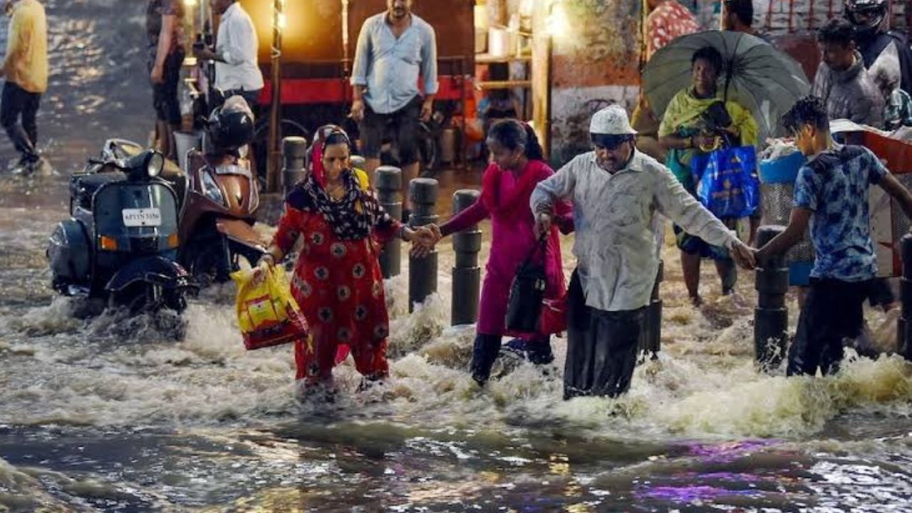 Telangana Rain: 'জলে পা দিলেই সব শেষ', জলপ্রপাত দেখতে গিয়ে চরম বিপদে পড়ল ৪২ পর্যটক