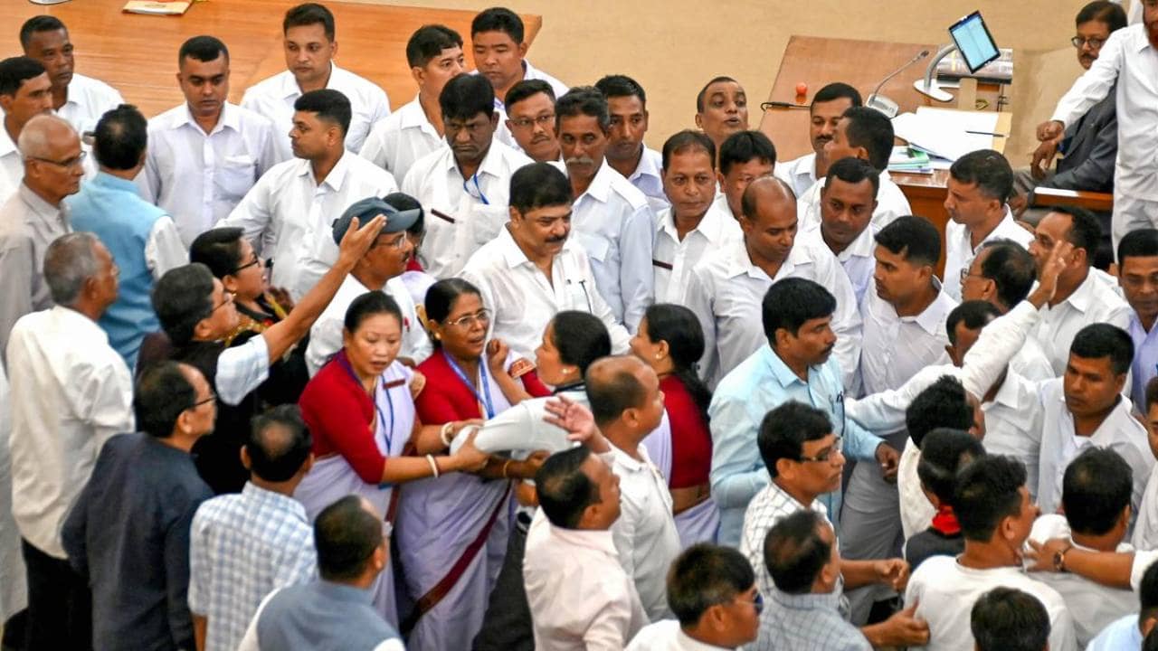 Tripura Assembly: গঙ্গাজল দিয়ে শুদ্ধিকরণ! ওয়ালে নেমে প্রতিবাদ বিরোধীদের, উত্তাল পরিস্থিতি ত্রিপুরা বিধানসভায়