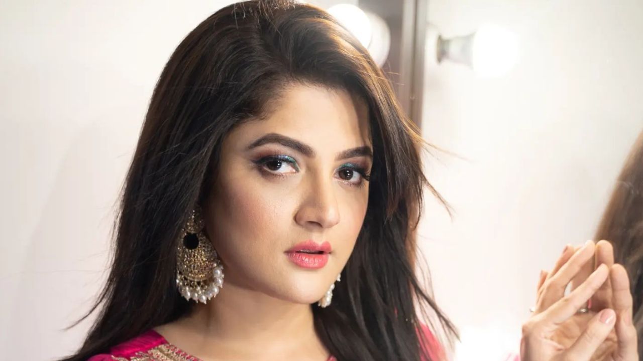 Srabanti Chatterjee: নীল জলে হলদে বিকিনিতে 'হট' শ্রাবন্তী, মিমি লিখলেন, 'মামণি...'