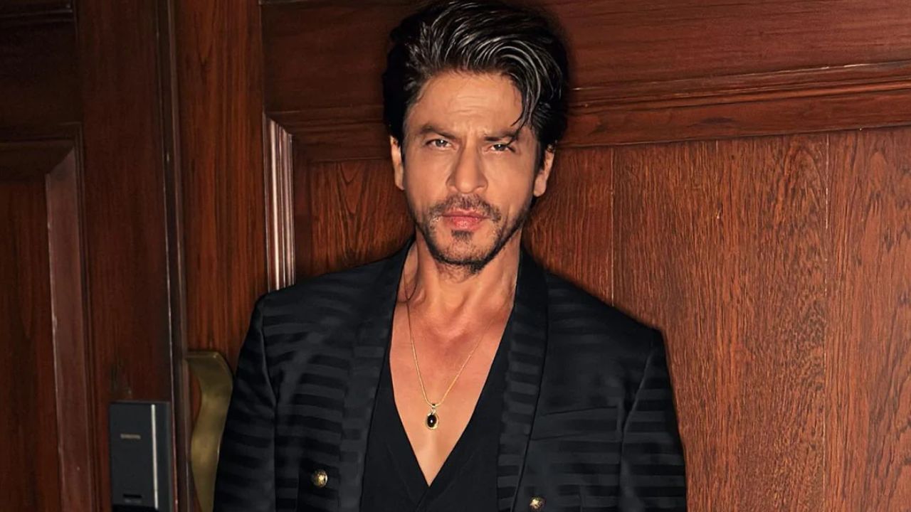 SRK: ভোর চারটের আচমকাই পরিচালকের দরজায় শাহরুখ, 'বাড়ি যেতে পারছি না...'