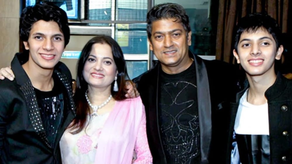 অভিনেত্রী বিজয়েতা পন্ডিত ভালবেসে বিয়ে করেছিলেন আদেশ শ্রীবাস্তবকে। তাঁদের দুই সন্তানও রয়েছে। কিন্তু ক্যানসারে প্রয়াত হন আদেশ। একা হাতে ছেলেদের মানুষ করেন বিজয়েতা।