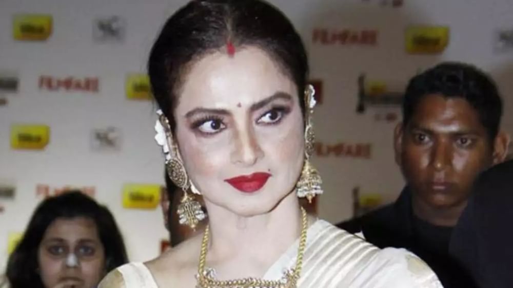 দিল্লির শিল্পপতি মুকেশ আগরওয়ালকে বিয়ে করেছিলেন রেখা। বিয়ের কিছু দিন পরেই তিনি আত্মহত্যা করেন। কেন মুকেশ নিজেকে শেষ করে দিয়েছিলেন, সে প্রশ্ন আজও রহস্যে ঘেরা।