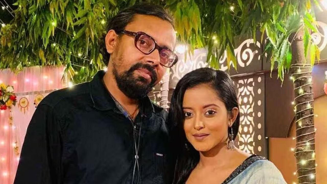  এর পরেই শুরু সেই 'সুহানা সফর'। সাদা শাড়ি, আর রূপোর গয়নায় সেজে আদরের স্বর্ণের হন শ্রুতি। 