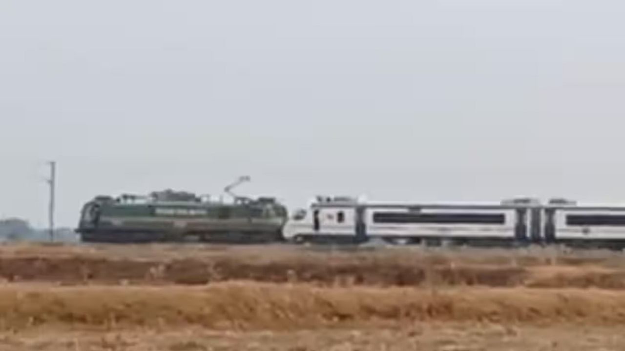 Viral Video ঝাঁ চকচকে বন্দে ভারত এক্সপ্রেস টানছে আদ্যিকালের ইঞ্জিন