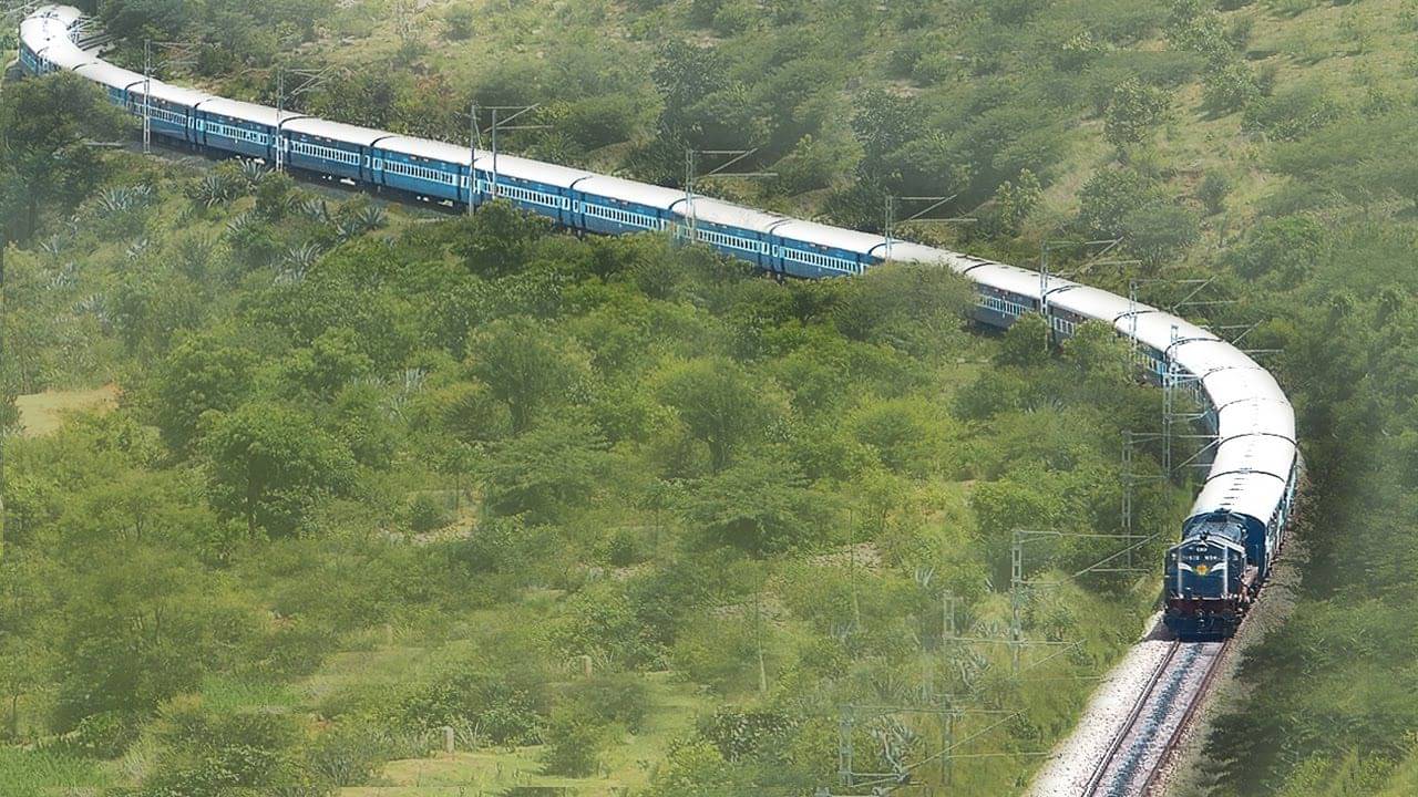 India’s Longest Train: ৯টি রাজ্যের মধ্য দিয়ে ৮০ ঘণ্টা ধরে ছুটে চলে দেশের দীর্ঘতম ট্রেন, চেপেছেন কখনও?